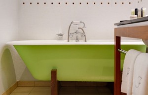 deluxe guestroom bath 1
