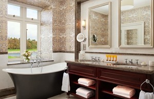 deluxe king bathroom 1 1920x1200