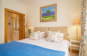 middle bedroom left3