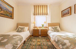 middle bedroom right 3