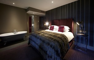 mal dundee bedroom bath