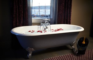 mal dundee bathtub